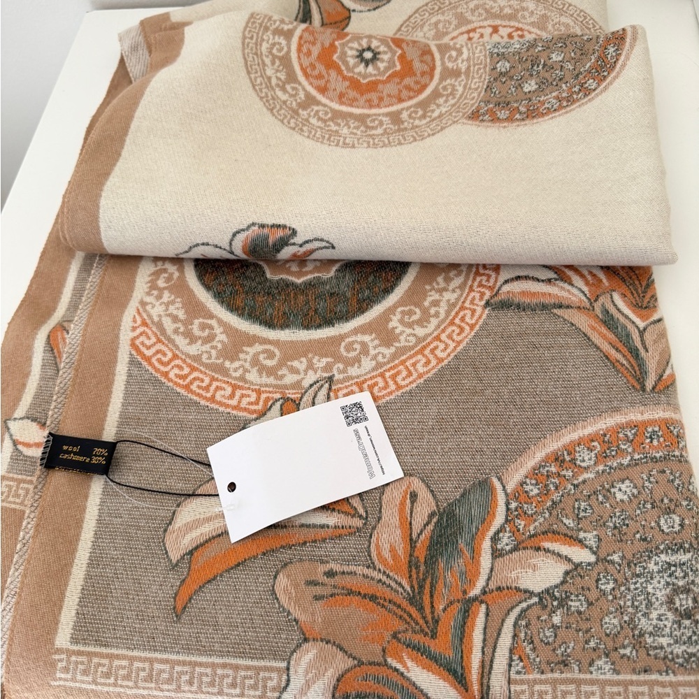 Elegant Tan and Cream Scarf - Picture 3 of 3